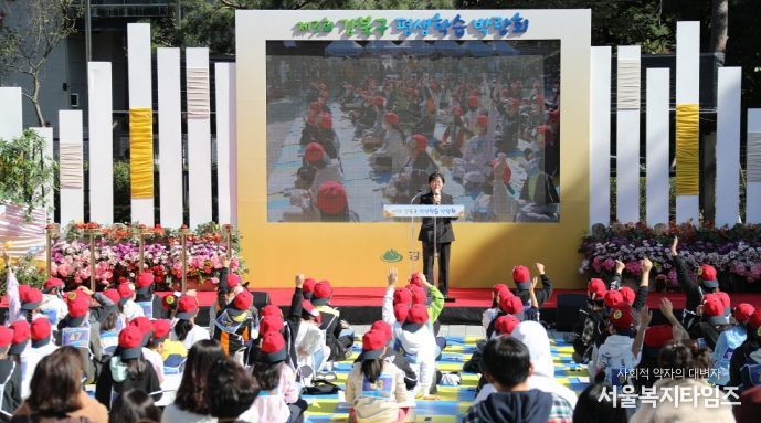 지난해 10월 8일 우이동 만남의광장에서 개최된 제1회 민주시민 골든벨에서 이순희 강북구청장이 퀴즈문제를 출제하고 있다.