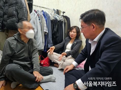 15일 망원동 독거 어르신을 방문한 박강수 마포구청장(오른쪽)