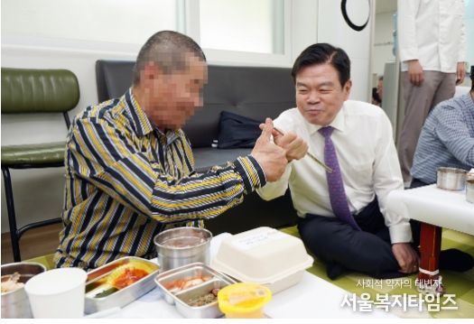 이필형 동대문구청장(오른쪽)이 17일, 동대문구 행복 도시락 제작소를 방문하여 시설 점검 후, 어르신들에게 배달될 도시락을 직접 시식해 보고 있다