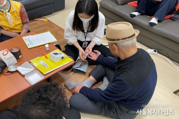 지난 5월 사당3동 삼익경로당에서 어르신 대상 건강증진 프로그램을 운영하는 모습