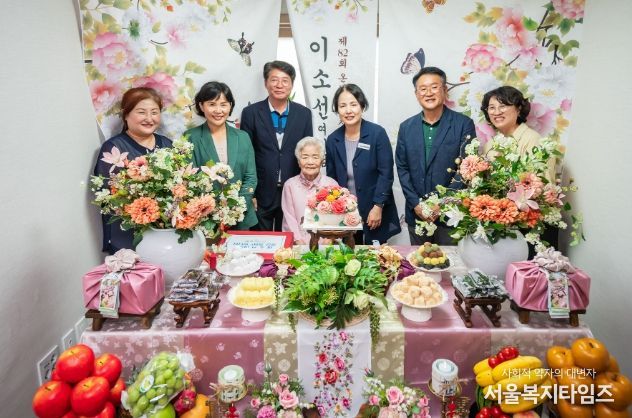 이수희 강동구청장(중앙 우측)이 지난 12일 ‘온세상 생신축하연’에서 100세 어르신의 생신을 축하하고 있다.