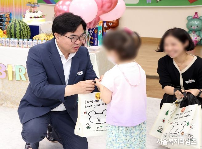 지난달, 동작구 한 아동복지시설에서 생일을 맞은 보호 아동을 위해 생일상 행사를 개최하고 박일하 동작구청장이 아동의 생일을 축하하는 모습