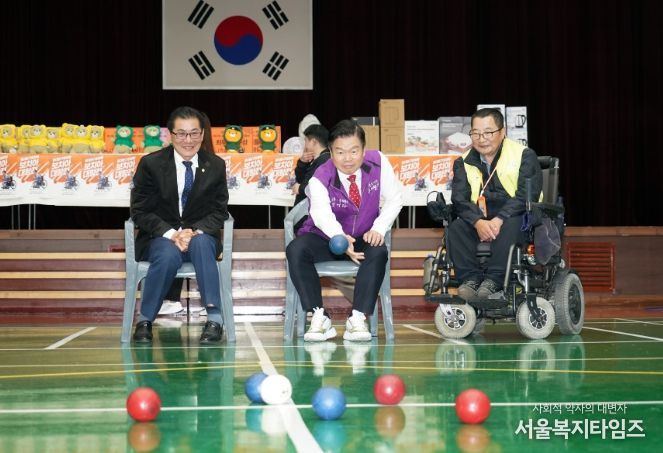 이필형 동대문구청장(사진 가운데)이 보치아 대항전 시구를 하고 있다.