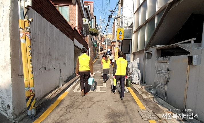 발굴된 위기가구 상담을 위해 직접 가구 방문중인 동주민센터 직원들