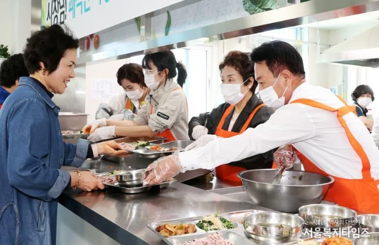 박동식 사천시장 부부 장애인종합복지관 식당 증축 기념 무료 급식 봉사