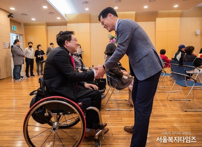 지역 장애인과 소통하고 있는 이기재 양천구청장