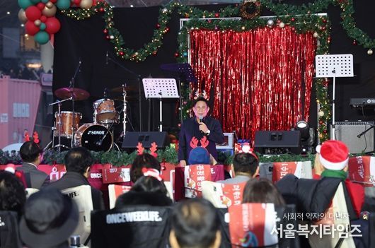 재즈 콘서트에 앞서 박강수 마포구청장이 관객들에게 인사말을 전하고 있다.