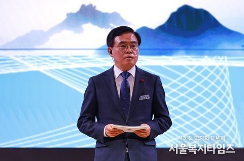 진교훈 서울 강서구청장이 코엑스 마곡에서 열린 ‘2025년 신년인사회’에서 올해 구정 운영방향과 역점사업에 대해 설명하고 있다.