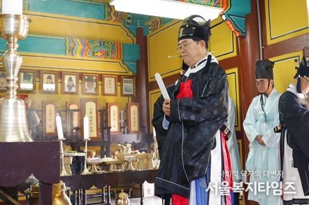  진교훈 서울 강서구청장(가운데)이 9일(일) 양천향교 ‘춘기 석전제’에 초헌관으로 참여해 옛 성현들에게 예를 올리고 있다.