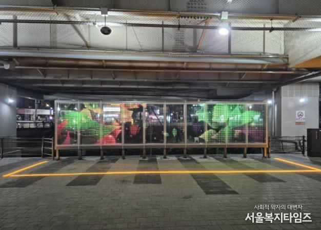 용인경전철 기흥역 하부에 설치돼 운영을 시작한 미디어월