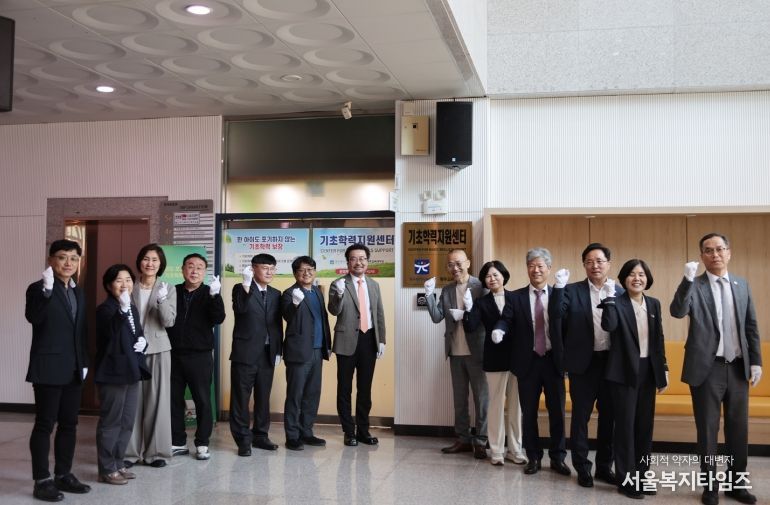 광주시교육청이 29일 광주교육대학교에서 최승복 부교육감, 허승준 광주교대 총장 등이 참석한 가운데, ‘기초학력지원센터’ 개소식을 개최했다. 앞으로 이곳을 통해 ▲광주 학생들의 다양한 학습 수준을 반영한 맞춤형 기초학력 정책 연구 ▲교원의 기초학력 지도 역량 강화를 위한 학습지원 교육 연수 ▲기초학력전담교사를 대상으로 네트워크 및 연수 ▲대학생 보조 강사제 운영 등 사업을 추진할 예정이다.