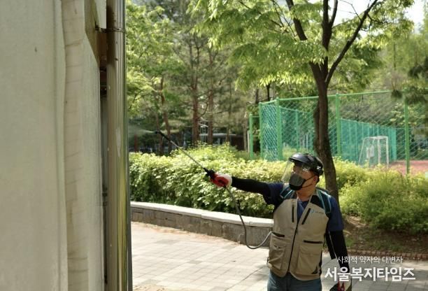 공원 내에서 잔류분무 소독을 하는 모습