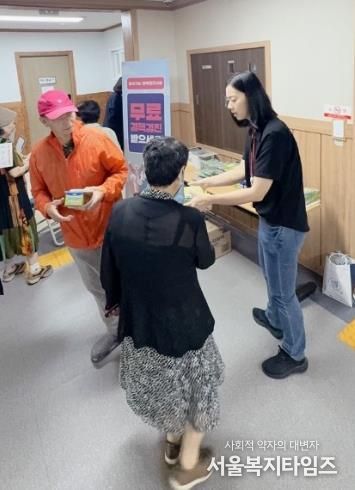 17일 둔산주공1단지아파트 일원에서 진행된 찾아가는 결핵 검진 사업 진행 장면