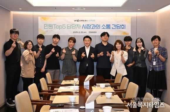 김동근 시장이 6월 25일 국민신문고 민원처리 상위 5개 부서의 담당자들과 오찬 간담회 가진 뒤 함께 기념사진을 찍고 있다.
