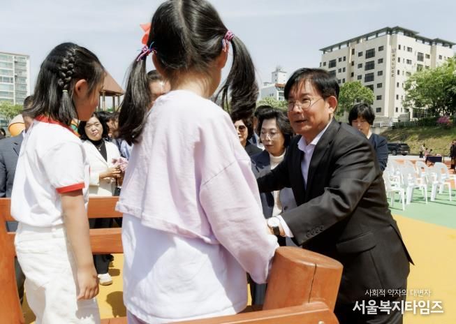 망원유수지 어린이체육센터에서 어린이들에게 인사를 하는 박강수 마포구청장