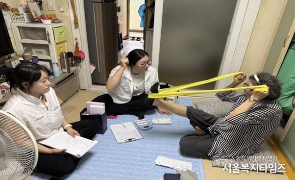 다학제팀(운동사)이 방문해 어르신을 대상으로 운동 교육을 진행하고 있다