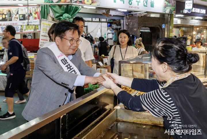 추석을 맞아 전통시장을 방문하여 상인들과 인사를 나누는 박강수 마포구청장