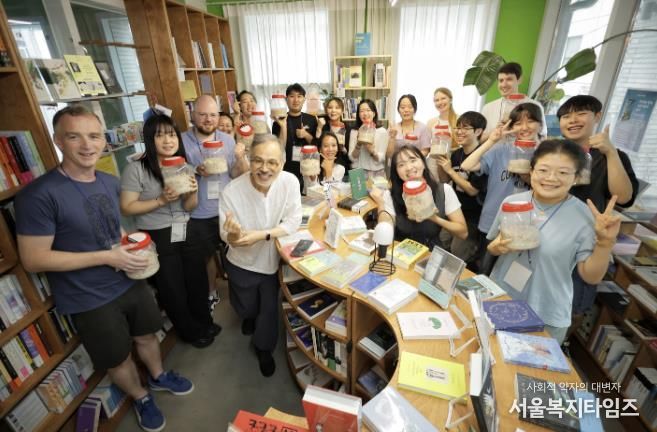'글로벌 두둠 피플' 참가자들이 전통 막걸리 제조 체험을 마친 뒤 기념촬영을 하고 있다.