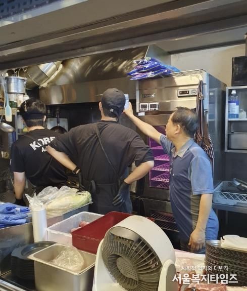 음식점 위생점검하는 모습