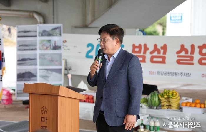 2025년 밤섬 실향민 귀향제 행사에서 실향민을 위로하는 박강수 마포구청장