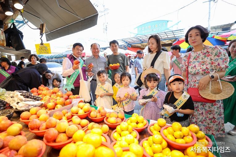 아이들은 직접 꾸민 재활용 에코백을 들고 친환경 장보기를 체험하고 있다