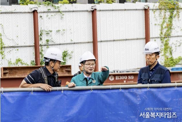 신길 가족행복 타운 현장 점검 중인 최호권 영등포구청장