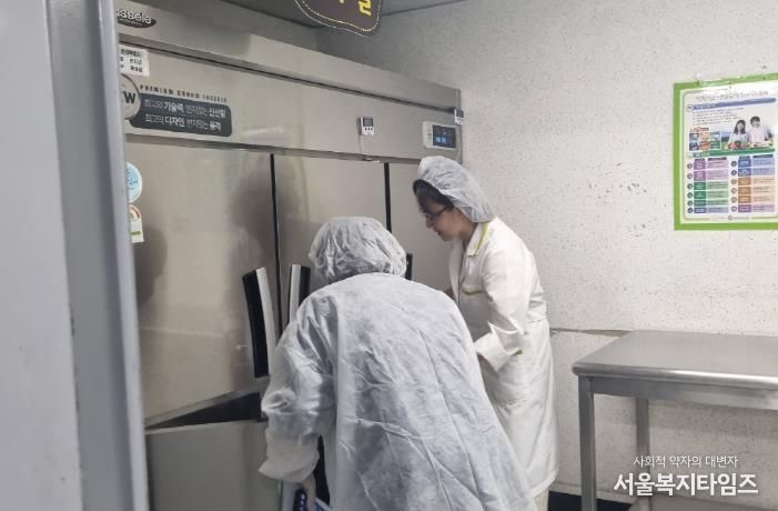 식중독 예방 합동 점검하는 모습