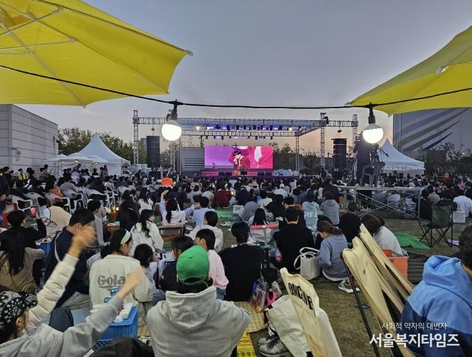 제2회 하늘길 페스타 공연을 즐기고 있는 방문객