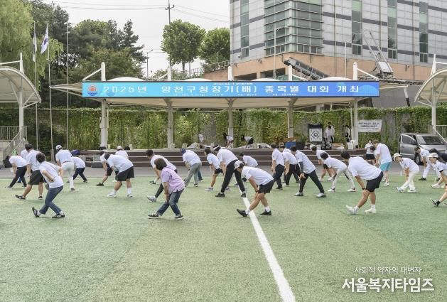양천구, LED전광판 설치된 해누리체육공원 축구장에서 주민들이 준비운동하는 모습