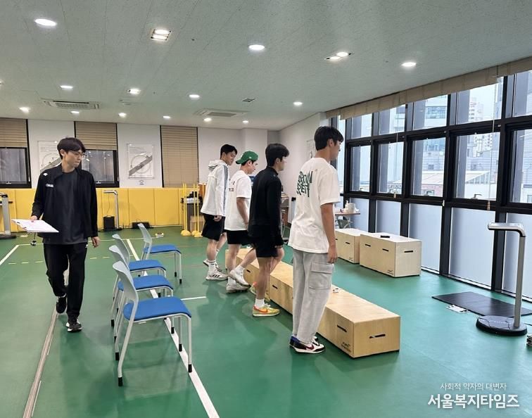 성인 대상 체력 측정 모습