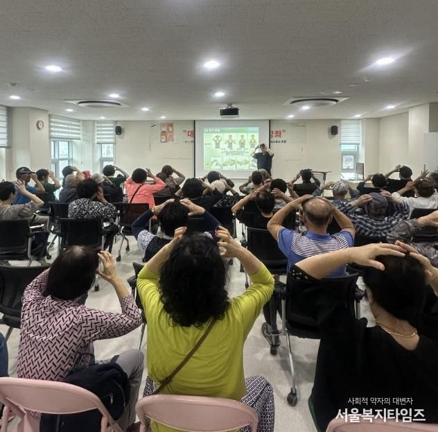 주민들이 대부보건지소 건강교육실에서 물리치료사의 스트레칭 교육에 참여하고 있다.