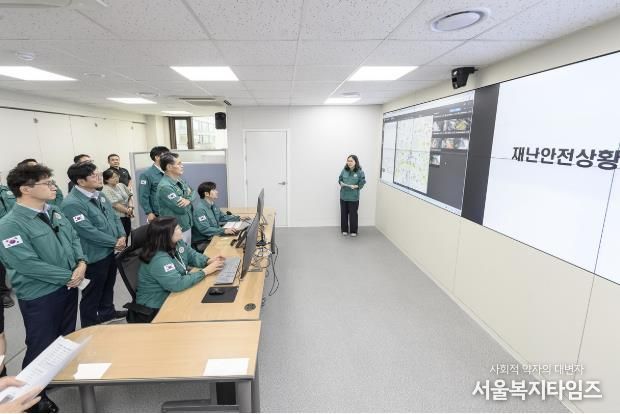 재난안전상황실에서 시스템을 점검하고 있는 모습