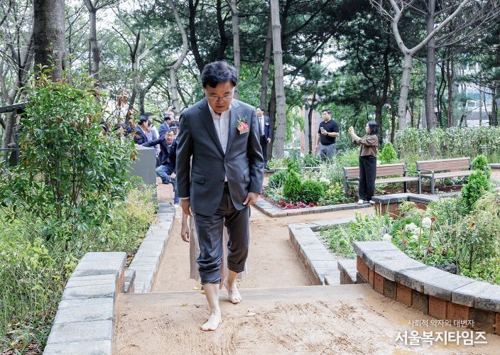 강서구, 봉제산에 새 황톳길 개장...생활권 힐링 공간 확산