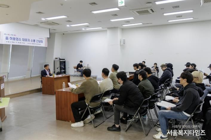 박강수 마포구청장이 춤 허용업소 대표자와 소통하고 있다.