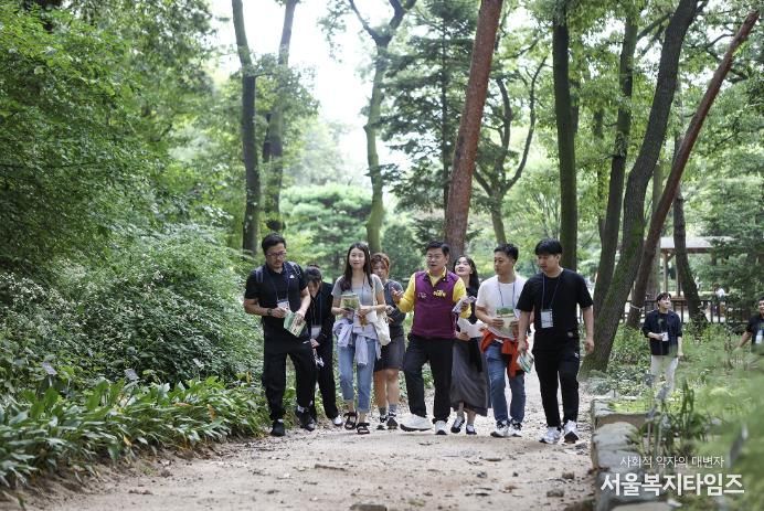 이필형 동대문구청장과 글로벌 두둠 피플 프로그램 참여 외국인 청년들이 홍릉수목원을 탐방하고 있다.