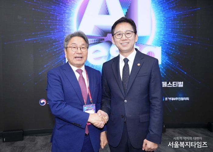 강기정 광주광역시장이 30일 서울 코엑스에서 열린 ‘AI 페스타(Festa) 2025’에 참석해 배경훈 과학기술정보통신부 장관과 환담을 나누고 있다. /광주광역시 제공