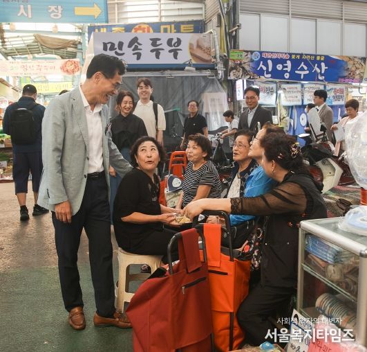 이기재 양천구청장이 추석을 맞아 시장을 찾은 주민들과 인사를 나누는 모습