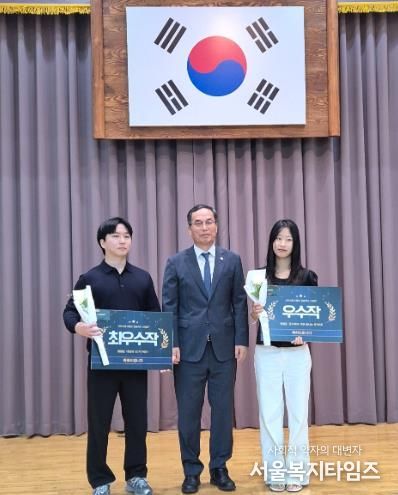 광주서부교육지원청, ‘퀴즈로 청렴을 묻고 답하다’ - 왼쪽 최우수작 수상자 조용진 주무관, 오른쪽 우수작 민승현 주무관