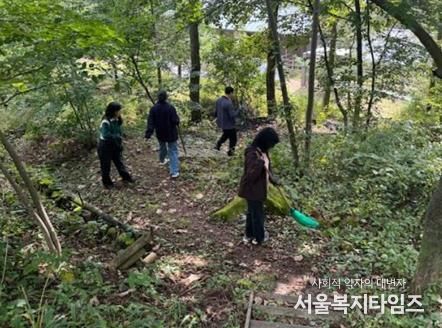1일 국립횡성숲체원 직원들에 의해 넘어짐 사고 발생 우려 지역에 대해 점검 및 조치하고 있다. 한국산림복지진흥원 국립횡성숲체원 제공