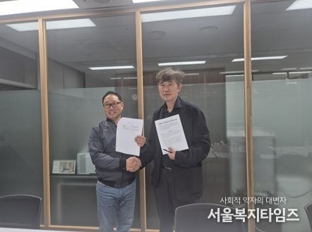 왼쪽부터 김용승 서울시마을버스운송사업조합 이사장, 김태명 서울시 교통기획관