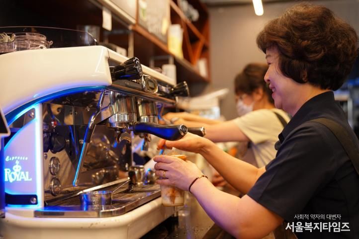 성동미래일자리주식회사가 운영하는 카페 서울숲에서 근로자가 근무하고 있는 모습