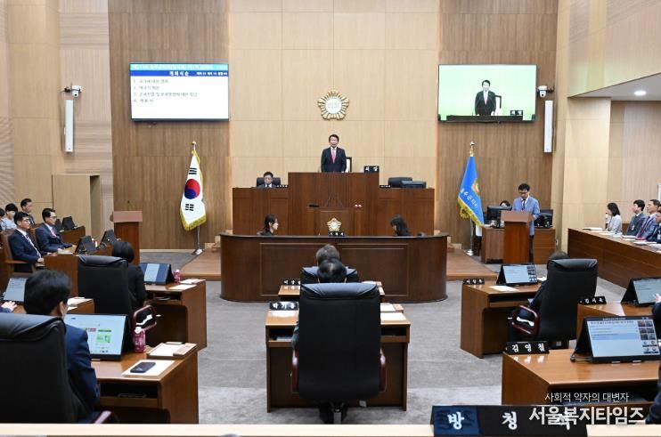 14일 울주군의회 의사당 본회의장에서 열린 제241회 임시회 제1차 본회의에서 최길영 의장이 개회사를 하고 있다.
