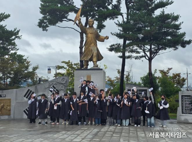 청솔초등학교 학생들이 14일 '2025 우리동네 한 바퀴, 울산 역사 독립운동 현장 체험'에 참가해 박상진의사 생가에서 기념촬영을 하고있다.