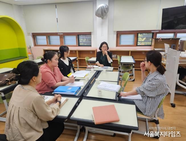 강북교육지원청은 14일 백양초 도담교실에서 늘봄교무행정실무사를 대상으로 '서로배움 멘토링'을 열었다