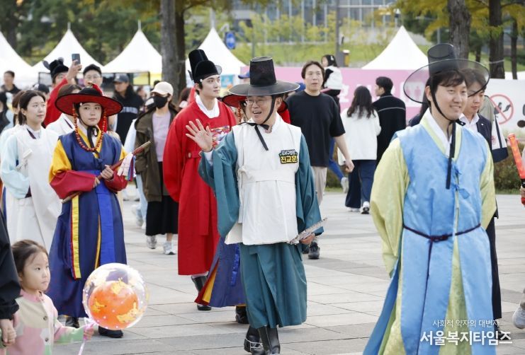 진교훈 서울 강서구청장(가운데)이 19일(일) 서울식물원과 마곡광장 일대서 열린 ‘제23회 허준축제’에서 어의 복장을 하고 아이들과 함께 ‘허준갈라퍼레이드’에 참여하고 있다.