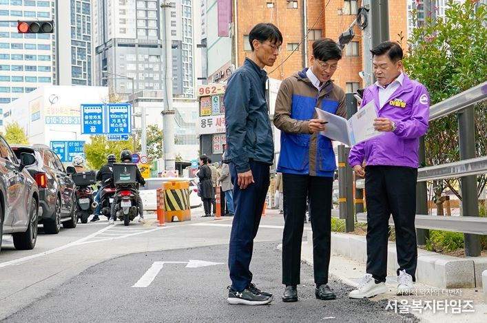 이필형 동대문구청장이 21일 경동시장사거리 차로 확장 현장을 방문한 모습