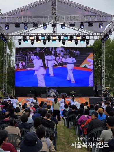 외국인 유학생 동아리 ‘글로벌 친구들’의 태권도 공연