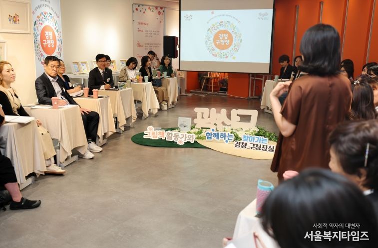 박병규 광산구청장이 지난 13일 이야기꽃도서관에서 그림책 활동가와 함께하는 찾아가는 경청 구청장실을 열고, 활동가들의 이야기를 듣고 있다.