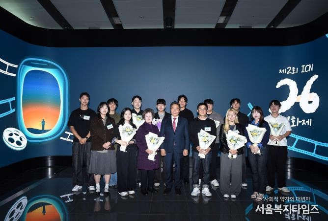 23일 인천공항 제2여객터미널 강동석관에서 진행된  ‘제2회 ICN 26(아이씨엔 이륙) 영화제 시상식’에서 인천국제공항공사 이학재 사장(사진 앞줄 왼쪽에서 네 번째) 및 수상자들이 기념촬영을 하고 있다.