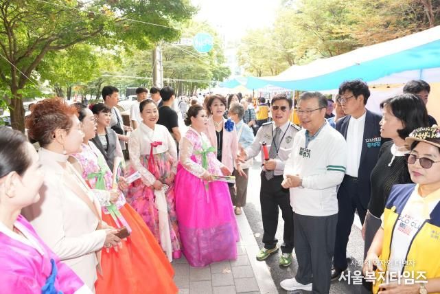 신내2동 봉화산 ‘차없는 거리축제’에 참석한 류경기 중랑구청장과 주민들의 모습